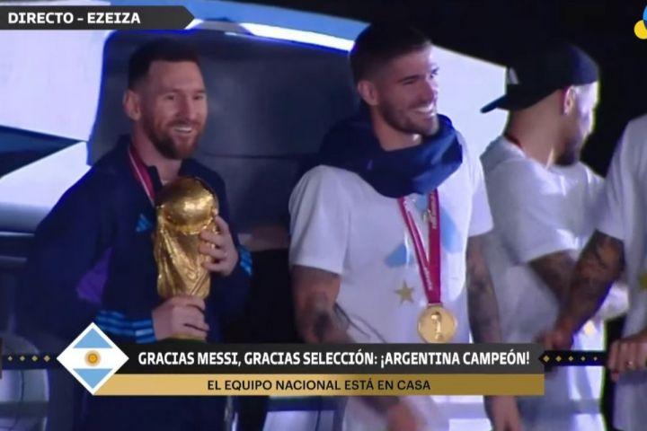 Μουντιάλ 2022 - Αργεντινή: Ο Μέσι βγήκε από το αεροπλάνο με το τρόπαιο στα χέρια του! (VIDEO)