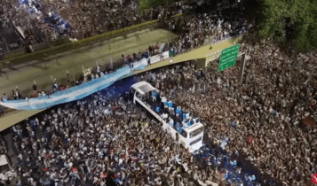 Η Αργεντινή υποδέχεται τον Μέσι και την «παρέα» του: LIVE εικόνα από το Μπουένος Άιρες (VIDEO)
