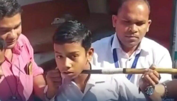 Αδιανόητο περιστατικό στην Ινδία: Ακόντιο καρφώθηκε στον λαιμό 14χρονου (ΦΩΤΟ - VIDEO)