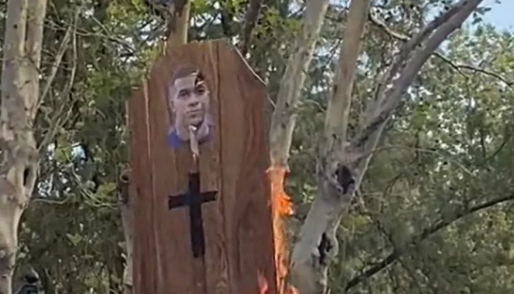 Οι Αργεντινοί έκαψαν χάρτινο φέρετρο με το πρόσωπό του Εμπαπέ (VIDEO)