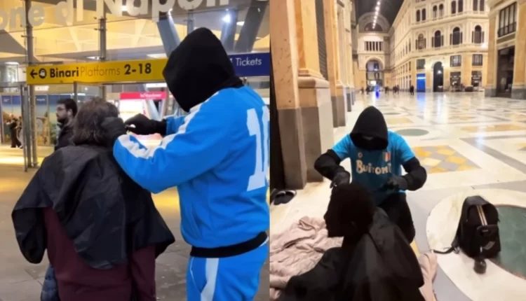 «Μασκοφόρος» οπαδός της Νάπολι κουρεύει τους άστεγους της πόλης με φανέλα Μαραντόνα (VIDEO)