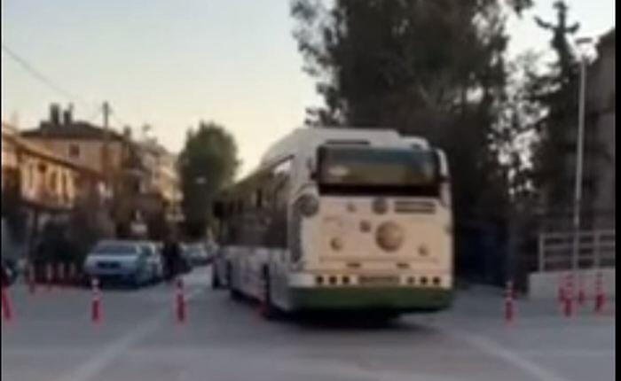 Δείτε το VIDEO με το λεωφορείο να καταστρέφει τα κολωνάκια στην πλατεία έξω από το γήπεδο της ΑΕΚ!