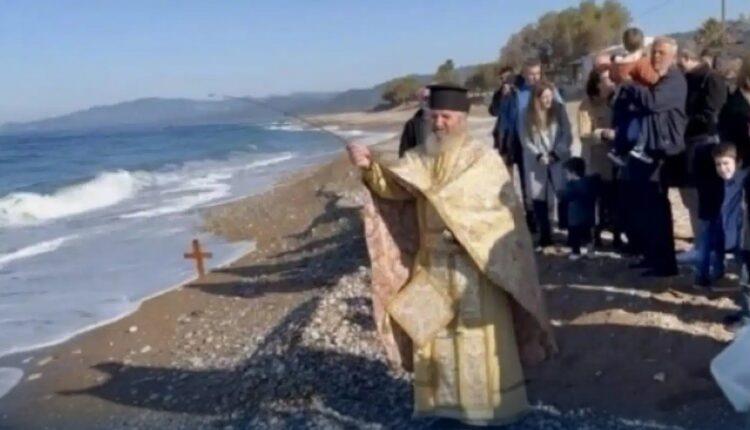 Επικό σκηνικό στην Μεσσηνία: Παπάς πέταξε τον σταυρό με καλάμι ψαρέματος! (VIDEO)