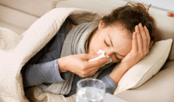 Θωράκισε τον οργανισμό σου: Τρεις κινήσεις που πρέπει να κάνεις για να μην κολλήσεις την πιο επιθετική γρίπη που κυκλοφορεί στην Ελλάδα