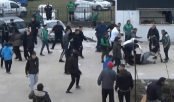 Εικόνες ντροπής σε ποδοσφαιρικό αγώνα στην Ημαθία – Μεγάλα επεισόδια, χτυπήθηκε ο επόπτης (VIDEO)
