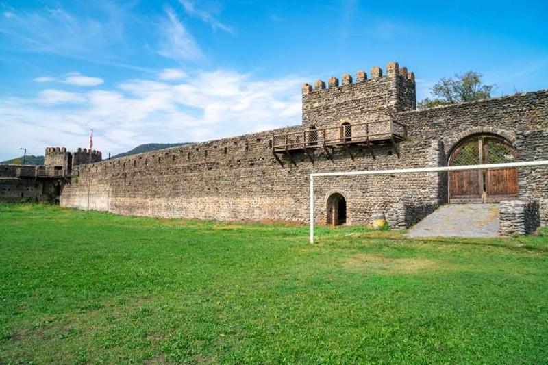Απίστευτο: Ομάδα από την Γεωργία έχει για γήπεδο... κάστρο του 16ου αιώνα (ΦΩΤΟ)