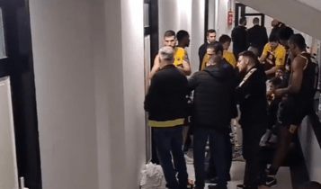 Απίστευτο σκηνικό στην Πάτρα: Η ΑΕΚ κλειδώθηκε έξω από τα αποδυτήρια γιατί είχε μαγγώσει στην πόρτα το κλειδί (ΦΩΤΟ)