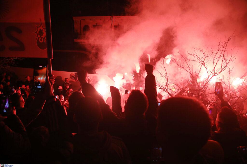 Εικόνες από την εντυπωσιακή υποδοχή των φίλων της ΑΕΚ στις Σέρρες