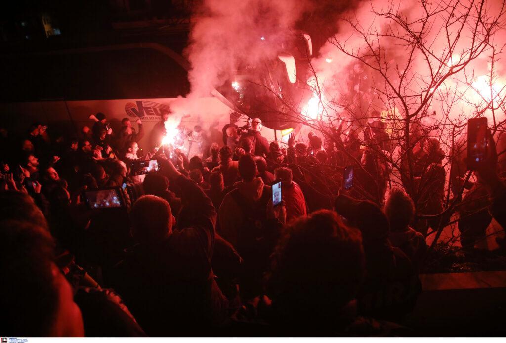 Εικόνες από την εντυπωσιακή υποδοχή των φίλων της ΑΕΚ στις Σέρρες