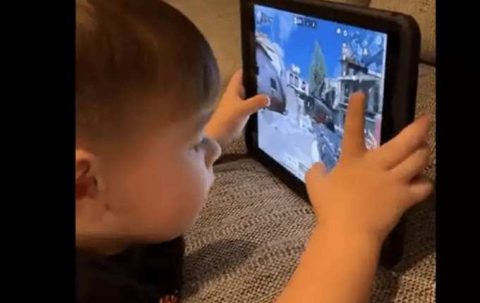 Ο 3χρονος gamer που «θερίζει» κόσμο στο Call of Duty και κάνει «θραύση» στο διαδίκτυο (VIDEO)