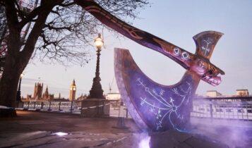 Το τσεκούρι του «Kratos» καρφωμένο στο Λονδίνο (ΦΩΤΟ)