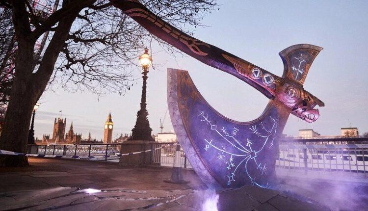 Το τσεκούρι του «Kratos» καρφωμένο στο Λονδίνο (ΦΩΤΟ)