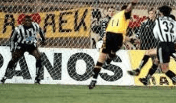 Σαν σήμερα: Όταν ο Ντέμης Νικολαΐδης εκτελούσε με δύο γκολ τον ΠΑΟΚ στη Νέα Φιλαδέλφεια (VIDEO)