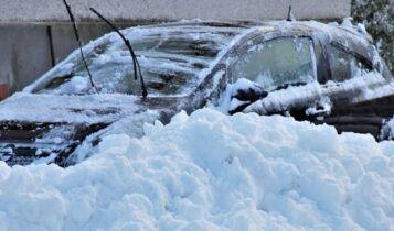 Πάγος στο παρμπρίζ του αυτοκινήτου: Πώς θα τον καθαρίσετε για να μην κάνετε ζημιά στο τζάμι