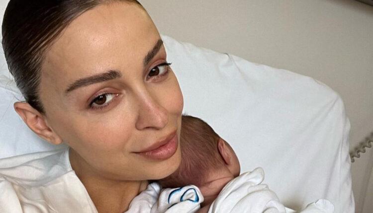 Η Ελένη Φουρέιρα θηλάζει το μωρό της – Οι πρώτες ΦΩΤΟ