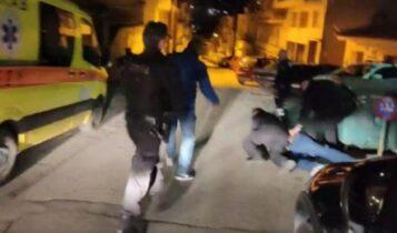 Βίαιη έξωση ιδιοκτήτη επιχείρησης από την Αστυνομία στην Καστοριά – Έντονες αποδοκιμασίες από παρευρισκόμενους (VIDEO)