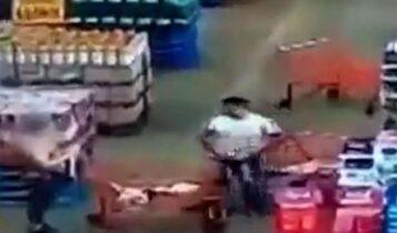 VIDEO-σοκ: Τσακώθηκαν στο σούπερ μάρκετ και της πέταξε το καρότσι στο κεφάλι!