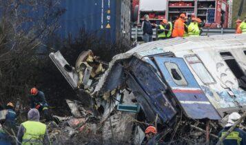 Σιδηροδρομικό δυστύχημα στα Τέμπη: Συγγενείς σε απόγνωση αναζητούν τους δικούς τους στα συντρίμμια