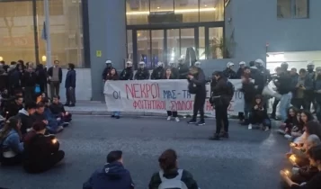 Πλήθος κόσμου έξω από τα γραφεία της Hellenic Train: «Οι νεκροί μας, τα κέρδη τους» γράφει το πανό (VIDEO)