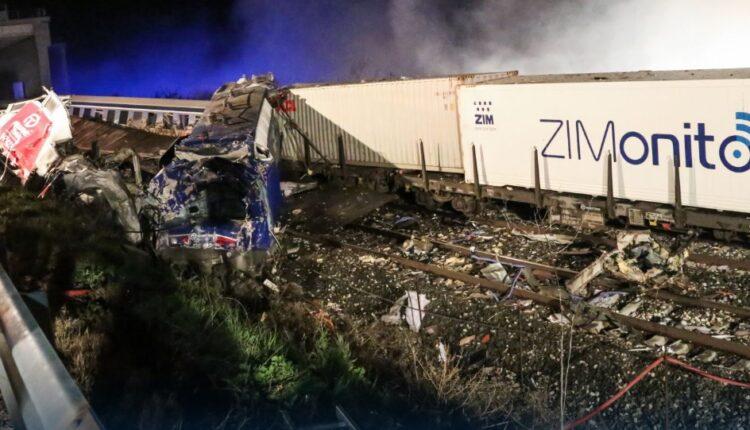 Πώς συνέβη η μοιραία σύγκρουση των τρένων στα Τέμπη: Η μία αμαξοστοιχία διακλαδώθηκε λάθος, λένε οι πρώτες πληροφορίες