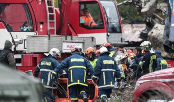 Σύγκρουση τρένων στη Λάρισα: Στους 47 οι νεκροί - «Βρίσκουμε ανθρώπους που έχουν συνθλιβεί στα βαγόνια»