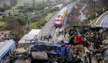 Σύγκρουση τρένων: Συγκλονίζει ο θρήνος των συγγενών των θυμάτων - Συνεχίζονται οι έρευνες στα συντρίμμια