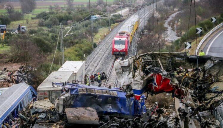 Σύγκρουση τρένων: Συγκλονίζει ο θρήνος των συγγενών των θυμάτων - Συνεχίζονται οι έρευνες στα συντρίμμια