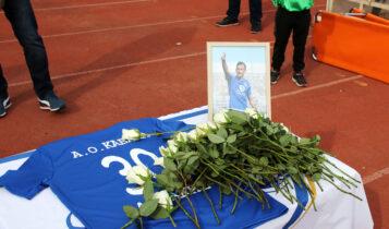 Τρομερή στιγμή: Ποδοσφαιριστές της Καβάλας και του Νέστου Χρυσούπολης άφησαν λουλούδια στη μνήμη του Αδαμάκη (ΦΩΤΟ)