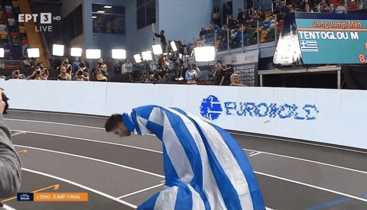 Τεντόγλου: Φόρεσε την ελληνική σημαία και υποκλίθηκε στο κοινό (VIDEO)