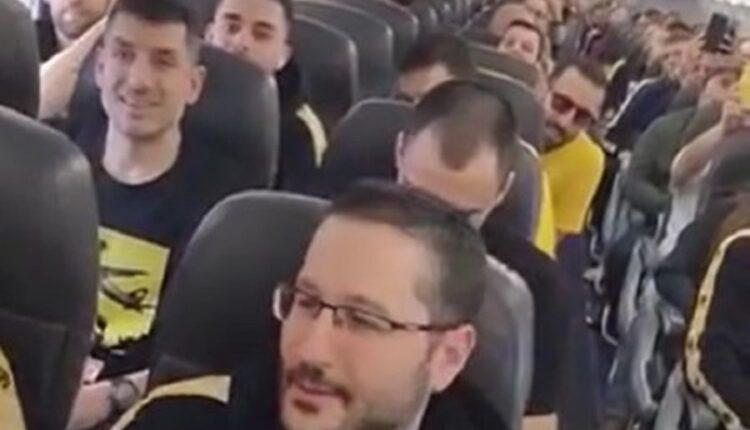 Ο Χατζηχρήστος δίνει συνθήματα, το αεροπλάνο μικρή «Σκεπαστή» - Αποκλειστικό VIDEO του enwsi.gr από την πτήση της ΑΕΚ για τη Γαλλία!