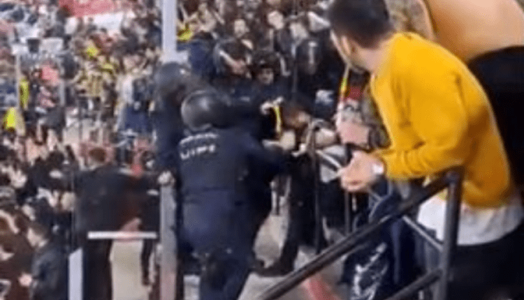 Φενέρμπαχτσε: Απροκάλυπτη επίθεση της Αστυνομίας σε οπαδό, του άνοιξαν το κεφάλι με γκλοπ! (VIDEO)