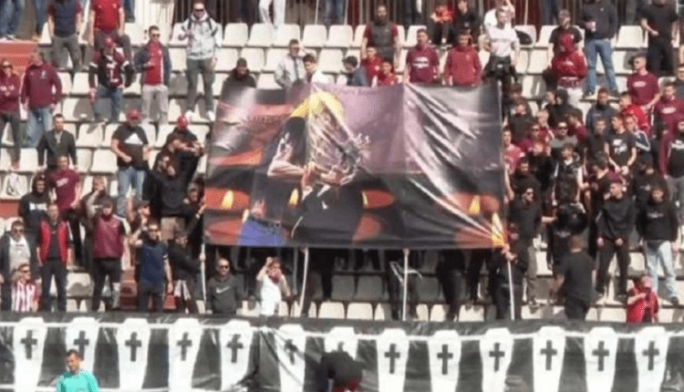 ΑΕΛ: Σήκωσαν πανό με 57 φέρετρα και μήνυμα κατά των πολιτικών για τα Τέμπη - Ζήτησε να κατέβει ο διαιτητής! (ΦΩΤΟ)