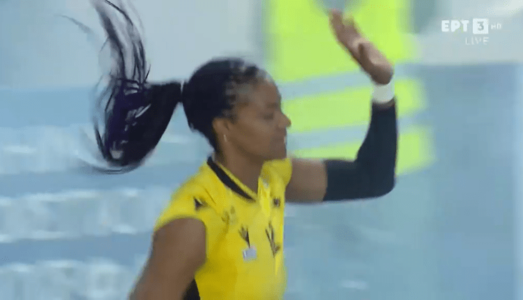 ΑΕΚ- Παναθηναϊκός τελικός κυπέλλου βόλεϊ γυναικών: Η είσοδος των δύο ομάδων (VIDEO)