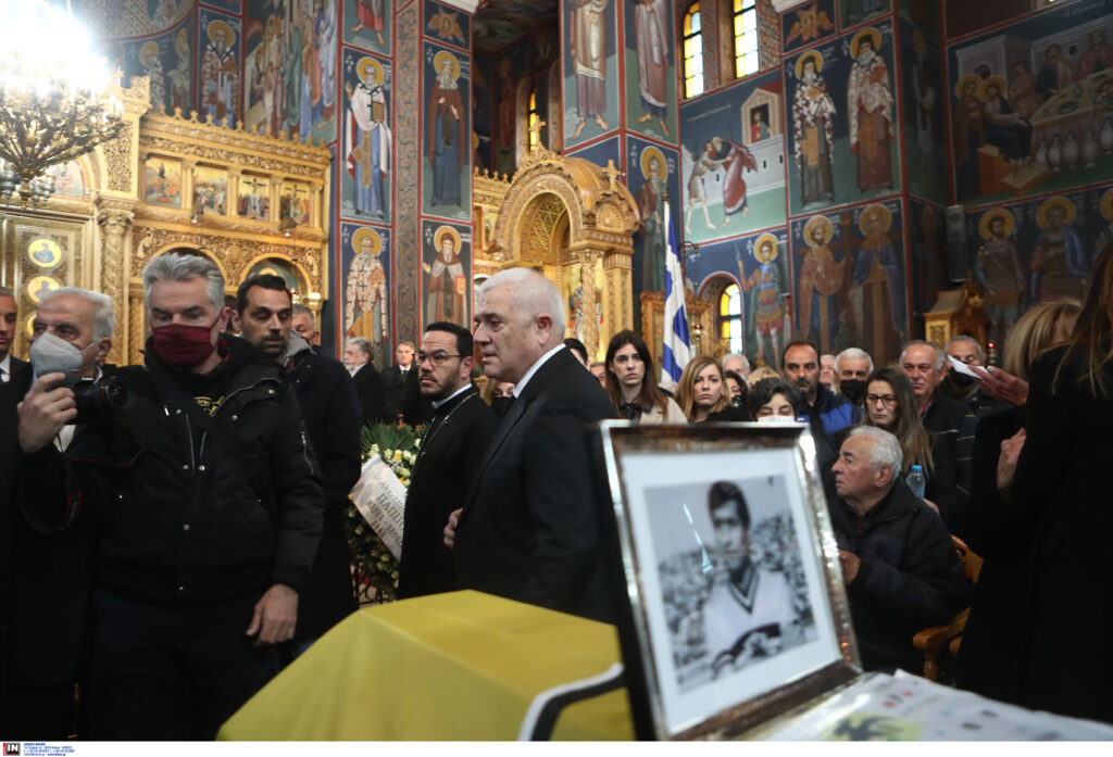 Εικόνες και VIDEO από την άφιξη Μελισσανίδη στην κηδεία του Μίμη Παπαϊωάννου