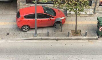 Παρκάρεις μπροστά από γκαράζ (έστω για λίγο): Κινδυνεύεις με πρόστιμο ή και… αφαίρεση διπλώματος