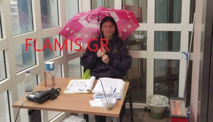 Εικόνες ντροπής σε δημόσια υπηρεσία της Αχαϊας: Υπάλληλος έκανε βάρδια με ομπρέλα επειδή ήταν τρύπια η στέγη (ΦΩΤΟ)