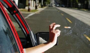 Ποιο είναι τελικά το πρόστιμο αν πετάξεις αναμμένο τσιγάρο από το αυτοκίνητο; Θα το ξανασκεφτείς μετά τις «καμπάνες»