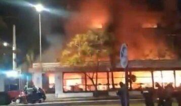 VIDEO-ντοκουμέντο από τη μεγάλη φωτιά σε εστιατόριο στη Νέα Σμύρνη – Απεγκλωβίστηκαν πέντε άτομα, ένας τραυματίας