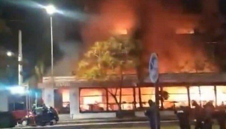 VIDEO-ντοκουμέντο από τη μεγάλη φωτιά σε εστιατόριο στη Νέα Σμύρνη – Απεγκλωβίστηκαν πέντε άτομα, ένας τραυματίας