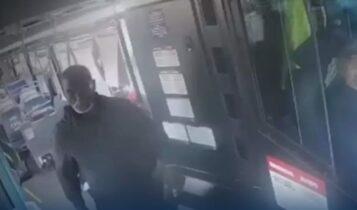 Άγρια δολοφονία σε λεωφορείο: Επιβάτης δεχόταν συνεχείς μαχαιριές και ο οδηγός συνέχιζε την πορεία του – Σοκαριστικό βίντεο
