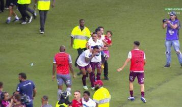 Απίστευτο: Οπαδός της Ιντερνασιονάλ εισέβαλε στο γήπεδο με παιδί στην αγκαλιά και κλώτσησε αντίπαλο (VIDEO)