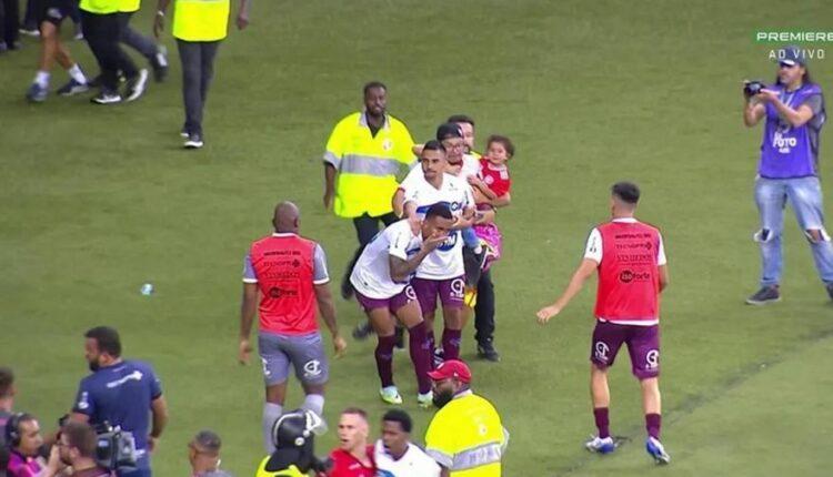 Απίστευτο: Οπαδός της Ιντερνασιονάλ εισέβαλε στο γήπεδο με παιδί στην αγκαλιά και κλώτσησε αντίπαλο (VIDEO)