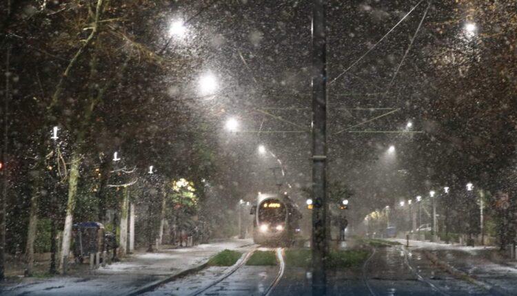 Σφοδρή χιονόπτωση και χαλάζι στην Πάρνηθα – Χιόνια αναμένονται και στην Πεντέλη το βράδυ (VIDEO)