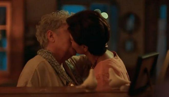 Τάνια Τσανακλίδου – Ταμίλα Κουλίεβα: Το γκέι φιλί που θα συζητηθεί σε νέα σειρά