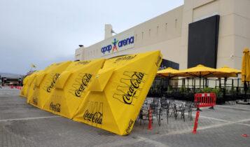 Έπεσαν οι ομπρέλες στις καφετέριες έξω από την «Αγιά Σοφιά-OPAP Arena» λόγω της κακοκαιρίας (ΦΩΤΟ)