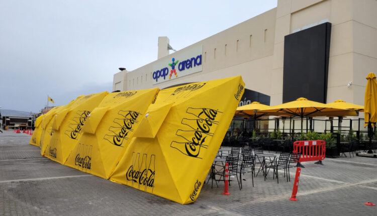 Έπεσαν οι ομπρέλες στις καφετέριες έξω από την «Αγιά Σοφιά-OPAP Arena» λόγω της κακοκαιρίας (ΦΩΤΟ)