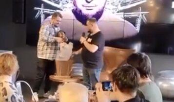 Ρωσία: Η στιγμή που το αγαλματίδιο-βόμβα σκάει στα χέρια του Ρώσου μπλόγκερ στην Αγία Πετρούπολη (ΦΩΤΟ - VIDEO)