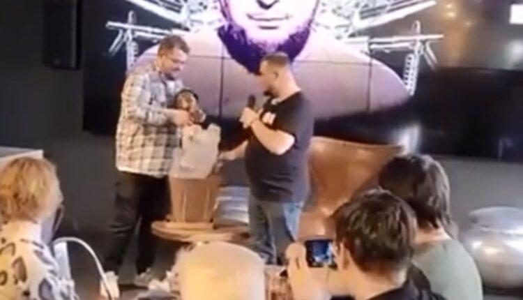 Ρωσία: Η στιγμή που το αγαλματίδιο-βόμβα σκάει στα χέρια του Ρώσου μπλόγκερ στην Αγία Πετρούπολη (ΦΩΤΟ - VIDEO)