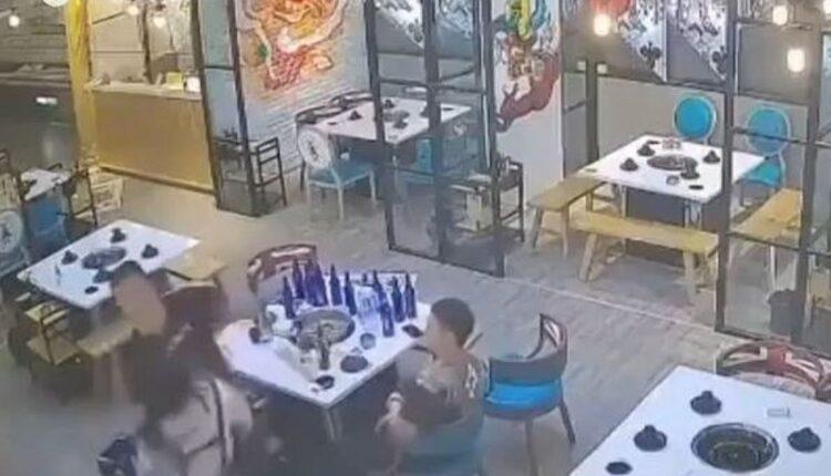 Κίνα: Σερβιτόρα ξυλοφόρτωσε δύο πελάτες που την παρενόχλησαν – Σοκαριστικό VIDEO