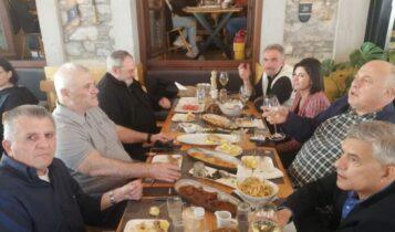 Ο Μελισσανίδης γεύμα σε τσιπουράδικο του Βόλου με Αγοραστό και Μπέο